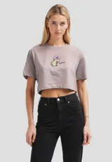 Remera cropped negra de algodón con estampado de un trozo de torta con cereza.
