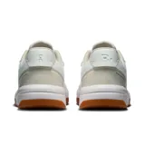 Championes urbanos de cuero sintético blanco, con suela de goma color caramelo y logo de la marca en el lateral.