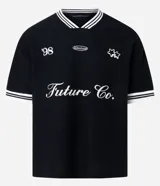 Remera deportiva oversized negra de mangas cortas, confeccionada en algodón texturizado. Posee patch, bordados con raya contrastante y cuello en V con rayas blancas. Estampa frontal con el número 98, la palabra Absolute, dos estrellas y la frase Future Co.