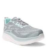 Championes grises con diseño geométrico en relieve, cordones grises y detalles en celeste.