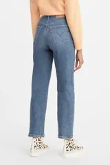Pantalón de jean azul de tiro alto, corte recto y largo al tobillo.