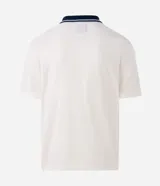 Remera de manga corta con cuello polo contrastante en azul marino y abertura en V. El cuerpo de la prenda es color crema y lleva un estampado frontal con la palabra "WONDER".