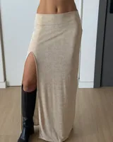 Falda larga dorada con abertura lateral alta.