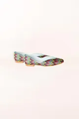 Ballerinas con tejido de relieve en zigzag en tonos rojo, amarillo, rosa, morado y celeste con ribete en contraste. Con plantilla intercambiable de lana y piel.