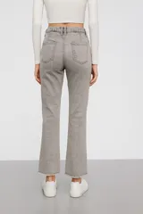 Pantalón de jean negro, de tiro alto y corte flare.