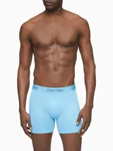 Pack de tres bóxer de microfibra stretch en tonos azul marino, celeste y azul. Todos tienen cintura elástica con el logo de Calvin Klein.