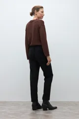 Sweater de tejido de punto color marrón oscuro, con escote en V y manga larga.