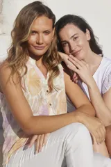 Musculosa de lino con estampado floral, cuello mao y botones personalizados.