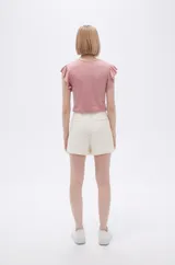 Short negro de vestir con pinzas, tiro alto y ruedo con dobladillo.