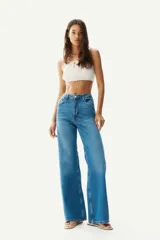 Pantalón de jean azul denim de corte ancho, tiro alto y cinco bolsillos.