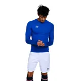 Remera deportiva negra de manga larga con orificio para el pulgar y logo de Umbro estampado en el pecho.