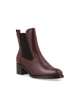 Bota de mujer de cuero negro con tacón medio y elástico lateral.