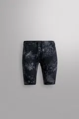 Mallas deportivas cortas de tejido técnico elástico con estampado abstracto en tonos grises.