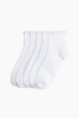 Pack de cinco pares de medias tobilleras blancas de punto acanalado, con borde superior elástico y ribete sobrehilado con volados.