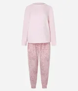 Conjunto de pijama largo de fleece, compuesto por una blusa lisa de manga larga y cuello redondo, y un pantalón con cintura elástica y estampado animal print de leopardo.