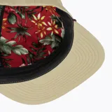 Gorra tipo trucker de color beige con visera curva y cordón marrón oscuro en la unión de la copa y la visera. Presenta la palabra "HURLEY" bordada en blanco en el panel frontal.