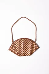 Bolso de mano marrón con forma de abanico, confeccionado en cuero trenzado a mano. Tiene un asa corta trenzada y cierre superior con cremallera.