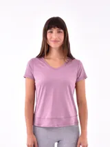 Remera de manga corta color lila con cuello en V.