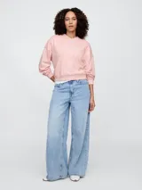 Buzo deportivo celeste con logo de la marca Gap en color blanco con diseño floral.