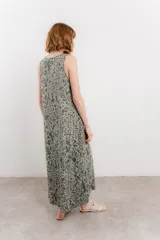 Vestido largo sin mangas de algodón con estampado animal print y escote redondo. Tiene bolsillos laterales y corte suelto.
