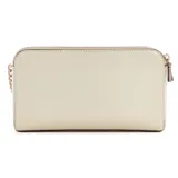Bandolera Guess color crema con correa de cadena dorada y correa de cuero ajustable.