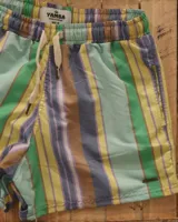 Short de baño para hombre con estampado a rayas verticales en tonos pastel: verde, amarillo, lila, gris y marrón. Tiene cintura elástica con cordón ajustable y bolsillos laterales.