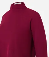 Suéter de punto color borgoña, con cuello alto y textura acanalada.