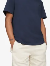 Remera de manga corta color azul marino, confeccionada en algodón liso. Presenta cuello redondo y logo CK bordado en el pecho.