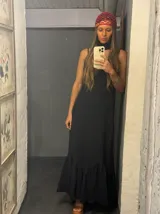 Vestido largo de algodón color gris, con breteles finos, escote en V y volado en el ruedo. Incluye chocker al tono.