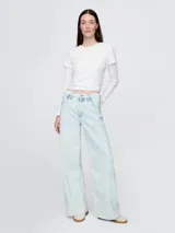 Pantalón de jean celeste claro, de tiro alto y corte wide leg.