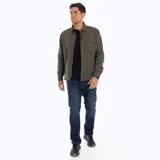 Sobrecamisa Merrell color verde oliva, confeccionada en algodón suave y resistente. Cuenta con cuello clásico, cierre frontal con botones a presión, bolsillo de parche en el pecho izquierdo con etiqueta de la marca y puños con botón.