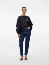 Sudadera negra de corte oversize con cuello redondo, hombros caídos y puños acanalados. Estampado frontal con la palabra "PARIS" en letras blancas y la frase "CITY OF DREAMS 1978" debajo.
