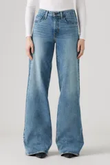 Pantalón de jean celeste de corte wide leg.