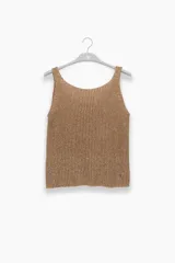 Musculosa sin mangas tejida en Italia en punto canalé con mezcla de viscosa e hilos metálicos Lurex color dorado. Con escote bote y calce cómodo.