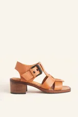 Sandalia de cuero color marrón claro, con tiras anchas, hebilla lateral y taco ancho de madera.