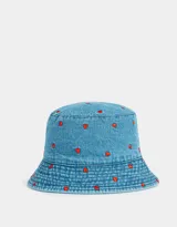 Piluso de denim celeste con bordado de corazones rojos.