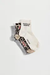 Pack de tres pares de medias cortas de algodón. Incluye un par gris liso, un par con estampado animal print y un par color crema con la frase "Bacciami Sempre" y el logo "Carocuore".