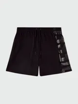Short de baño negro liso, con cordón ajustable en la cintura y detalle de franjas oscuras en el lateral derecho.