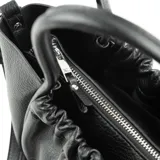Cartera tipo tote chica color negro, confeccionada en cuero sintético graneado. Tiene doble asa corta, correa larga regulable y extraíble, cierre superior, herrajes plateados, un compartimento principal con dos bolsillos abiertos y uno con cierre.