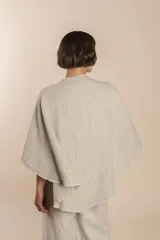 Ruana corta de lana color marrón con terminación de crochet hecho a mano. Prenda cómoda, versátil y fácil de combinar.