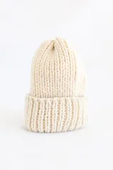 Gorro de lana merino azul con matices celestes y blancos, tejido a mano en punto elástico.