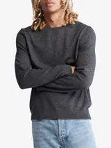 Sweater de lana merino de alta calidad, con cuello redondo y corte clásico.