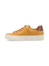 Sneaker de cuero vacuno con estampado de camuflaje y suela marrón.