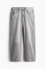 Pantalón de jean de tiro bajo, corte recto y holgado, color gris lavado. Confeccionado en denim de algodón liviano y suave, con cinco bolsillos y cierre frontal con botón y cremallera.