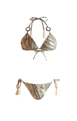 Conjunto de bikini de dos piezas con estampado de hojas en tonos beige y marrón. El corpiño es triangular con tirantes finos que se atan al cuello y a la espalda, con detalle de argollas de madera y borlas. La bombacha es de corte clásico con tiras laterales ajustables y detalle de borlas.