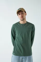 Remera de manga larga verde oscuro para hombre, con escote redondo y logo estampado en el pecho.
