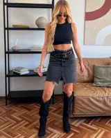 Bota alta de cuero color beige, estilo texana, con caña alta y taco bajo.