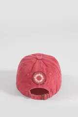 Gorra de gabardina color verde oliva con bordado frontal "Beach Club" en color rojo y detalle de etiqueta roja en el lateral.