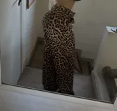 Pantalón sastrero con estampado animal print, tela rígida con bolsillos delanteros.