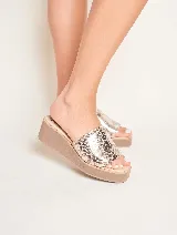 Sandalia con plataforma y taco de 5 cm, confeccionada en cuero color crudo.